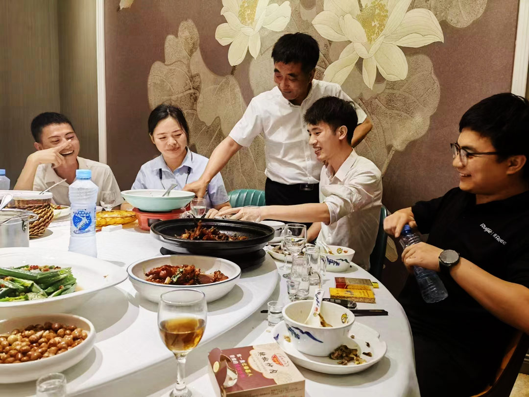 白酒夜飲，前程似錦
